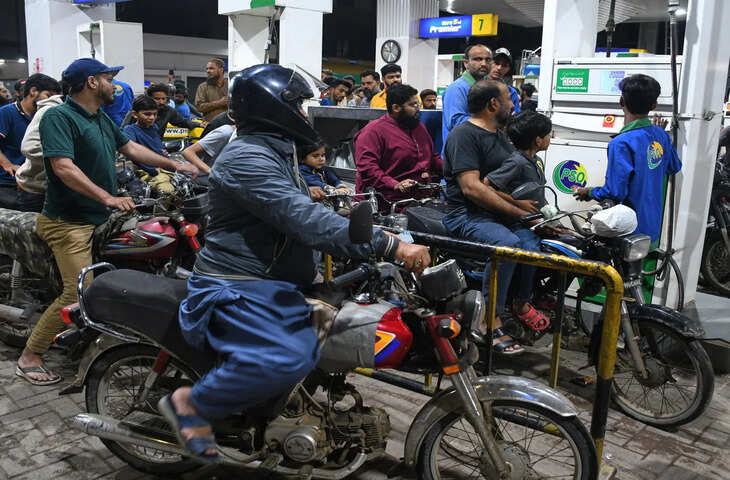 ईरान जंग का बड़ा असर: पाकिस्तान में डीजल ₹520 और पेट्रोल ₹458 प्रति लीटर, लोगों की हालत खराब&nbsp;