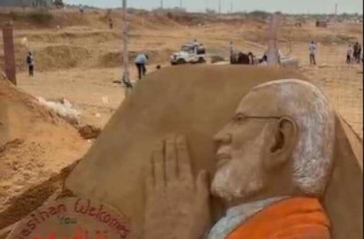 राजस्थान के अजमेर जिले में स्थित पुष्कर एक बार फिर अपनी रचनात्मक और सांस्कृतिक पहचान के कारण चर्चा में है। प्रधानमंत्री नरेंद्र मोदी के 28 फरवरी को प्रस्तावित दौरे से पहले यहां रेतीले धोरों पर एक विशेष कलाकृति बनाई गई है, जिसने स्थानीय लोगों के साथ-साथ पर्यटकों का भी ध्यान आकर्षित किया है।  स्थानीय प्रशासन और कलाकारों ने मिलकर रेतीली धोरों पर यह कलाकृति तैयार की है। इसे खास तौर पर प्रधानमंत्री के दौरे के अवसर पर सजावट और पर्यटन को बढ़ावा देने के लिए बनाया गया है। कलाकृति में पुष्कर की सांस्कृतिक और ऐतिहासिक विशेषताओं को दर्शाने वाले डिजाइन शामिल हैं, जिससे यह न केवल एक दृश्य सौंदर्य का केंद्र बनी है, बल्कि क्षेत्र की रचनात्मकता और सांस्कृतिक धरोहर का प्रतीक भी बन गई है।  स्थानीय लोग इस पहल से उत्साहित हैं और उन्होंने इसे जिले के पर्यटन विकास के लिए महत्वपूर्ण कदम बताया। पुष्कर में रेतीली कला और सांस्कृतिक प्रस्तुतियों की परंपरा काफी समय से रही है, और इस नई कलाकृति ने इसे एक नया आयाम दे दिया है। कलाकारों का कहना है कि यह कलाकृति पर्यटकों और स्थानीय लोगों को पर्यावरण और कला के प्रति जागरूक करने का भी माध्यम है।  पर्यटकों का कहना है कि रेतीली धोरों पर बनी यह कलाकृति उनकी यात्रा को और भी यादगार बना रही है। उन्होंने कहा कि यह पहल पुष्कर को एक नया पर्यटन आकर्षण प्रदान करेगी और आने वाले वर्षों में यहां और अधिक सांस्कृतिक और रचनात्मक गतिविधियों को बढ़ावा देगी। साथ ही, प्रधानमंत्री मोदी के दौरे के कारण इस कलाकृति को राष्ट्रीय और अंतरराष्ट्रीय स्तर पर भी ध्यान मिलेगा।  स्थानीय प्रशासन ने इस मौके पर सुरक्षा और व्यवस्थाओं का पूरा ध्यान रखा है। कलाकृति के आसपास विशेष सुरक्षा प्रबंध किए गए हैं और पर्यटकों के लिए मार्गदर्शन तथा सुविधाओं की भी व्यवस्था सुनिश्चित की गई है। इसके अलावा, पर्यावरण संरक्षण को ध्यान में रखते हुए इस कलाकृति को तैयार किया गया है ताकि रेतीली ढलानों और स्थानीय प्राकृतिक सौंदर्य को नुकसान न पहुंचे।  विशेषज्ञों का मानना है कि पुष्कर जैसी ऐतिहासिक और धार्मिक नगरी में सांस्कृतिक और रचनात्मक प्रस्तुतियों का होना स्थानीय अर्थव्यवस्था और पर्यटन को बढ़ावा देता है। यह पहल न केवल पर्यटन को बढ़ावा देती है, बल्कि स्थानीय कलाकारों और युवाओं को अपनी प्रतिभा दिखाने का अवसर भी प्रदान करती है।  प्रधानमंत्री के दौरे से पहले तैयार की गई यह कलाकृति पुष्कर के पर्यटन स्थल के रूप में आकर्षण बढ़ाने के साथ-साथ राज्य की सांस्कृतिक पहचान को भी मजबूत करती है। स्थानीय लोग और पर्यटक इसे देखने के लिए सुबह-सुबह पहुंच रहे हैं और इसे सोशल मीडिया पर साझा कर रहे हैं, जिससे पुष्कर का नाम और अधिक चमक रहा है।  इस तरह, पुष्कर में रेतीली धोरों पर उभरी यह कलाकृति न केवल सौंदर्य और रचनात्मकता का प्रतीक बनी है, बल्कि यह स्थानीय पर्यटन और सांस्कृतिक गतिविधियों में एक नई ऊर्जा और उत्साह का संदेश भी दे रही है।