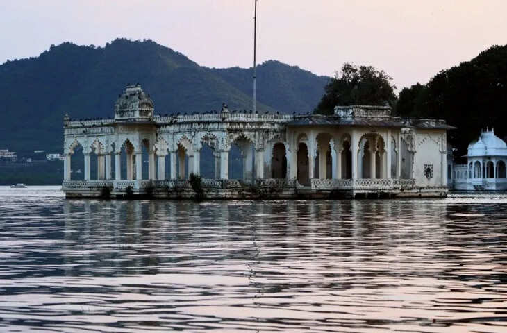 क्या उदयपुर सिटी पैलेस सिर्फ खूबसूरत महल है या एक शापित स्थान? वीडियो में&nbsp;जानिए यहां छुपे रहस्यों और आत्माओं की कहानियों&nbsp;का सच