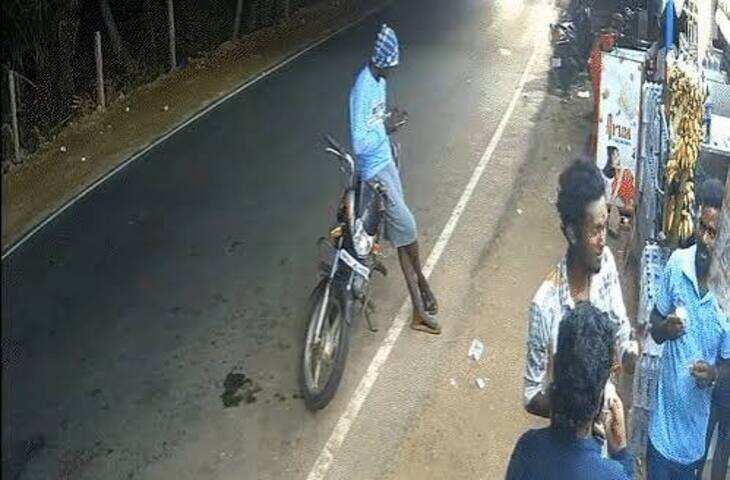 तमिलनाडु में तेज रफ्तार कार का कहर, चाय की दुकान के बाहर खड़ी बाइक को मारी टक्कर; दो लोग घायल, CCTV वीडियो आया सामने