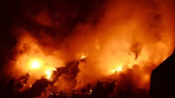 Chapra में सिलेंडर फटने से 13 घर जलकर राख: 15 लाख का नुकसान