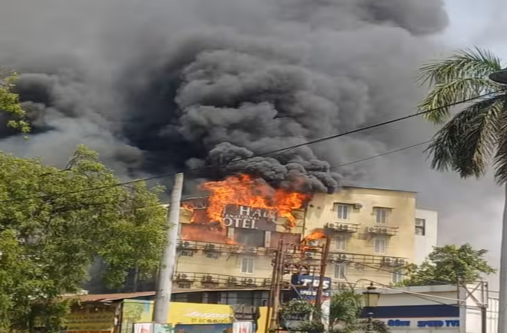 प्रयागराज के साड़ी शोरूम में लगी भीषण आग, सिविल लाइंस के सुभाष चौराहे पर मची अफरा-तफरी