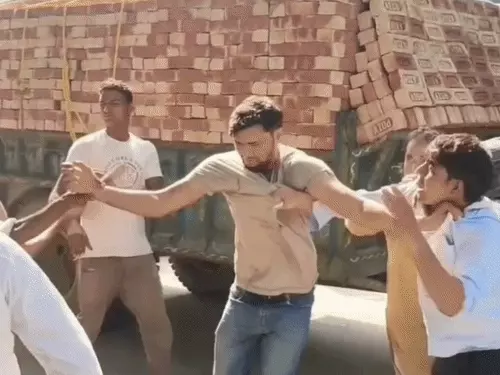संभल में पकौड़ी की दुकान पर मारपीट, बाइक में पेट्रोल भराने को लेकर शुरू हुआ विवाद; 4 भाइयों पर केस दर्ज
