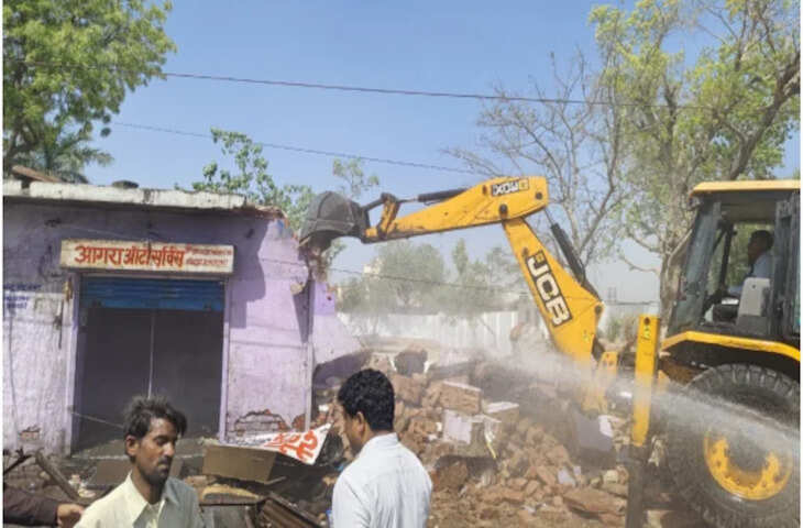 भरतपुर में बुलडोजर एक्शन, 5 JCB से 70 दुकानों को तोड़ा, BDA कमिश्नर ने बताया कारण &nbsp;