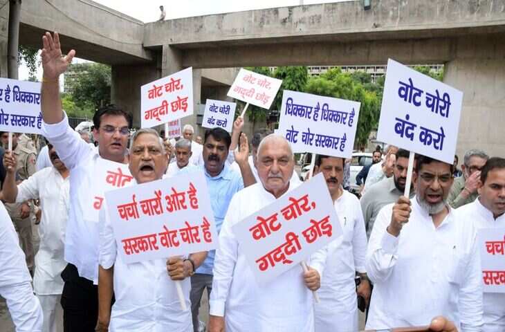 कांग्रेस विधायकों ने किया विरोध प्रदर्शन, कहा- चुनाव आयोग ने खो दी विश्वसनीयता