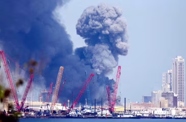 वीडियो में देखें ईरान के ड्रोन हमलों ने मिडिल ईस्ट में तनाव और बढ़ाया, दुबई समेत कई शहरों में भयंकर विस्फोट, खामेनेई की मौत पर सड़कों पर मातम मना रहे लोग