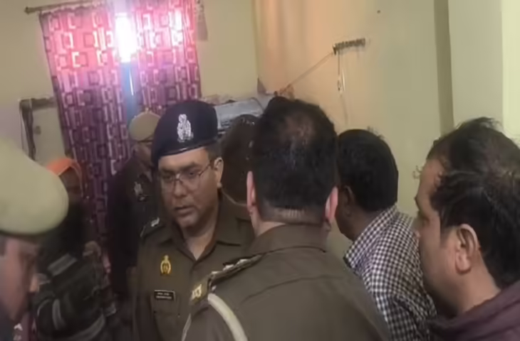 एटा में दिनदहाड़े खौफनाक वारदात, घर में घुसकर जानलेवा हमला; चार लोगों की मौत से मचा हड़कंप