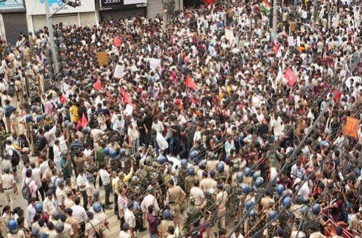 पटना में छात्रों के प्रदर्शन पर वाटर कैनन का इस्तेमाल, वीडियो में जाने मुख्यमंत्री आवास घेराव जा रहे छात्रों और पुलिस में झड़प
