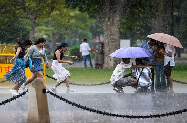 Delhi Weather: दिल्ली में फिर बदलेगा मौसम, तेज हवाओं के साथ बारिश का येलो अलर्ट