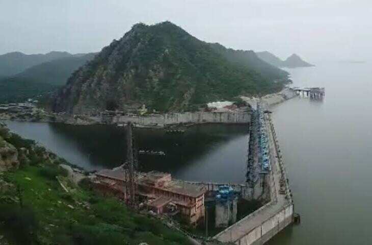 बीसलपुर बांध राजस्थान की प्रमुख बहुउद्देशीय जल परियोजनाओं में शामिल है। यह बांध टोंक जिले में बनास नदी पर स्थित है और राजस्थान के कई बड़े शहरों तथा ग्रामीण क्षेत्रों के लिए पेयजल और सिंचाई का महत्वपूर्ण स्रोत है। खास तौर पर जयपुर, अजमेर और टोंक की जलापूर्ति में बीसलपुर बांध की अहम भूमिका है।  बीसलपुर बांध का निर्माण बनास नदी पर किया गया है। बांध के बनने से एक विशाल जलाशय का निर्माण हुआ, जिसमें बारिश और नदी के माध्यम से पानी एकत्र होता है। मानसून के दौरान बांध में पानी की आवक बढ़ने पर इसका जलस्तर प्रदेश के जल प्रबंधन के लिहाज से बेहद महत्वपूर्ण हो जाता है।  जयपुर की लाइफलाइन बीसलपुर बांध को अक्सर जयपुर की लाइफलाइन कहा जाता है। राजधानी जयपुर की बड़ी आबादी की पेयजल जरूरतों को पूरा करने में इस बांध से मिलने वाले पानी की महत्वपूर्ण भूमिका है। गर्मियों में जब भूजल स्तर नीचे जाता है और अन्य जलस्रोतों पर दबाव बढ़ता है, तब बीसलपुर परियोजना पर निर्भरता और बढ़ जाती है।बीसलपुर का पानी पाइपलाइन और जल वितरण प्रणाली के माध्यम से विभिन्न क्षेत्रों तक पहुंचाया जाता है। जयपुर के साथ अजमेर और टोंक जिले के कई इलाकों को भी इससे पेयजल उपलब्ध कराया जाता है।  सिंचाई में भी अहम योगदान बीसलपुर बांध का उद्देश्य केवल पेयजल उपलब्ध कराना नहीं है। इससे आसपास के क्षेत्रों में सिंचाई व्यवस्था को भी मजबूती मिली है। बांध के जलाशय से किसानों को सिंचाई के लिए पानी उपलब्ध होने से कृषि उत्पादन में सहायता मिलती है।  मानसून पर रहती है नजर हर साल मानसून के दौरान राजस्थान के लोगों की नजर बीसलपुर बांध के जलस्तर पर रहती है। अच्छी बारिश होने पर बांध में पानी की आवक बढ़ती है और इससे अगले वर्ष के लिए पेयजल आपूर्ति की चिंता कम होती है। वहीं कमजोर मानसून की स्थिति में बांध का जलस्तर तेजी से महत्वपूर्ण हो जाता है।बीसलपुर बांध राजस्थान के जल संसाधन प्रबंधन का एक महत्वपूर्ण उदाहरण है। यह बांध न केवल टोंक और आसपास के क्षेत्रों की कृषि जरूरतों को पूरा करता है, बल्कि प्रदेश के बड़े शहरों की पेयजल व्यवस्था को भी सहारा देता है। इसी वजह से बीसलपुर बांध को राजस्थान के सबसे महत्वपूर्ण जलस्रोतों में गिना जाता है।