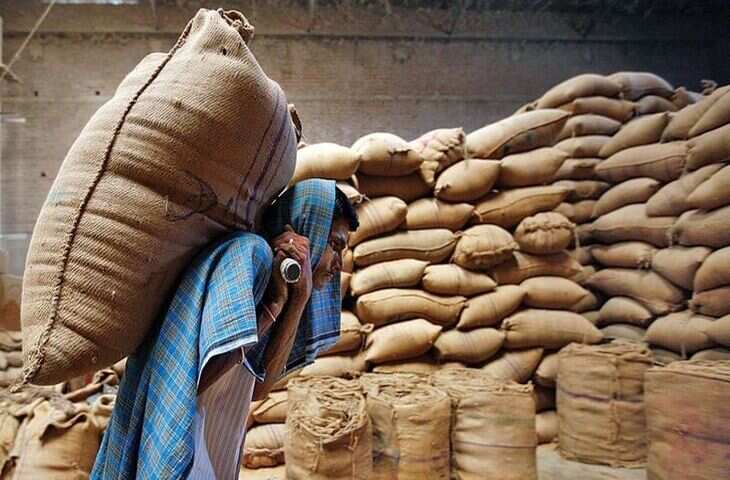 भरतपुर में राशन गेहूं में मिट्टी और गुटखे के रैपर मिलने से हंगामा, एक्सक्लूसिव वीडियो में देंखे बुजुर्ग कट्टा लेकर कलेक्टर कार्यालय पहुंचा