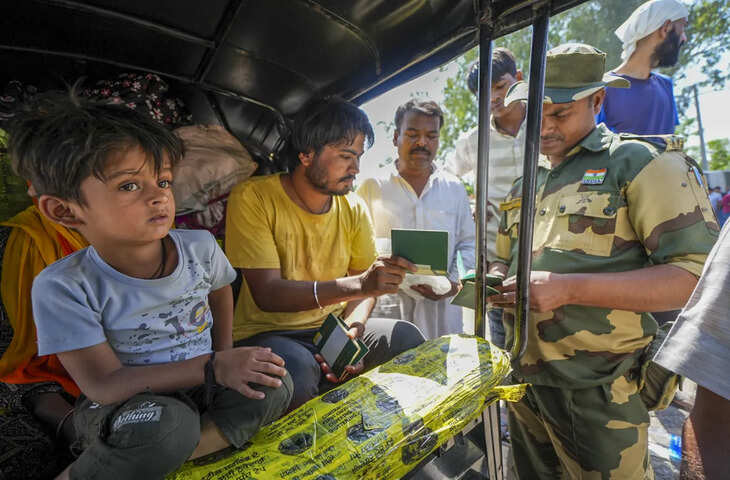 दो पाकिस्तानियों को धोखाधड़ी से भारतीय दस्तावेज प्राप्त करने के आरोप में गिरफ्तार किया गया