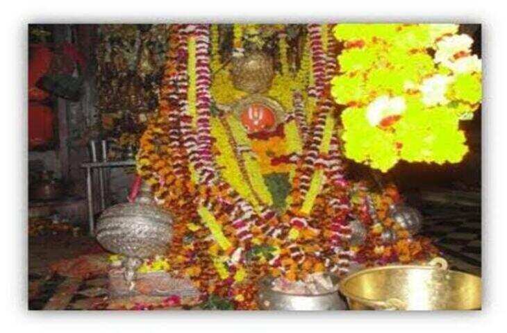 भारत में भगवान हनुमान को समर्पित कई प्रसिद्ध मंदिर हैं, लेकिन अयोध्या की हनुमान गढ़ी, राजस्थान का सालासर बालाजी और मेहंदीपुर बालाजी अपनी अलग धार्मिक मान्यताओं और परंपराओं के लिए विशेष पहचान रखते हैं। श्रद्धालु इन मंदिरों में दर्शन और पूजा के लिए दूर-दूर से पहुंचते हैं।  1. अयोध्या की हनुमान गढ़ी हनुमान गढ़ी अयोध्या के प्रमुख धार्मिक स्थलों में शामिल है। मंदिर एक ऊंचे टीले पर स्थित है और यहां पहुंचने के लिए श्रद्धालुओं को सीढ़ियां चढ़नी पड़ती हैं।धार्मिक मान्यता है कि भगवान राम की नगरी अयोध्या की रक्षा का दायित्व भगवान हनुमान को सौंपा गया था। इसी वजह से राम जन्मभूमि के दर्शन से पहले हनुमानगढ़ी में दर्शन करने की परंपरा को विशेष महत्व दिया जाता है।मंदिर परिसर में माता अंजनी की गोद में विराजमान बाल हनुमान की प्रतिमा के दर्शन होते हैं। मंगलवार और शनिवार को यहां विशेष भीड़ रहती है।  2. सालासर बालाजी सालासर बालाजी मंदिर राजस्थान के चूरू जिले में स्थित भगवान हनुमान का प्रसिद्ध धाम है। यहां विराजमान बालाजी की प्रतिमा को लेकर भक्तों में विशेष आस्था है।सालासर बालाजी की सबसे खास पहचान यहां की दाढ़ी और मूंछ वाली हनुमान प्रतिमा है। मान्यता है कि भक्त सच्ची श्रद्धा से बालाजी महाराज के दरबार में अपनी मनोकामना रखते हैं और संकट दूर करने की प्रार्थना करते हैं।हर साल चैत्र और आश्विन पूर्णिमा के अवसर पर यहां बड़े मेले लगते हैं। देश के अलग-अलग हिस्सों से श्रद्धालु पैदल यात्राएं करते हुए भी सालासर पहुंचते हैं।  3. मेहंदीपुर बालाजी मेहंदीपुर बालाजी मंदिर राजस्थान के दौसा जिले में स्थित है। यह मंदिर भगवान हनुमान के बालाजी स्वरूप को समर्पित है।मेहंदीपुर बालाजी को लेकर कई तरह की धार्मिक मान्यताएं प्रचलित हैं। श्रद्धालु यहां विशेष रूप से संकट और परेशानियों से मुक्ति की प्रार्थना करने आते हैं। मंदिर में बालाजी महाराज के साथ भैरव बाबा और प्रेतराज सरकार की भी पूजा की जाती है।यहां की पूजा पद्धति और परंपराएं अन्य हनुमान मंदिरों से काफी अलग मानी जाती हैं। मंगलवार और शनिवार को मंदिर में बड़ी संख्या में श्रद्धालु पहुंचते हैं।  तीनों मंदिरों की खासियत मंदिर	स्थान	प्रमुख पहचान हनुमान गढ़ी	अयोध्या, यूपी	रामनगरी के रक्षक हनुमान सालासर बालाजी	चूरू, राजस्थान	दाढ़ी-मूंछ वाले बालाजी मेहंदीपुर बालाजी	दौसा, राजस्थान	विशेष धार्मिक अनुष्ठानों के लिए प्रसिद्ध धार्मिक मान्यताएं अलग-अलग होने के बावजूद तीनों धामों में भगवान हनुमान के प्रति श्रद्धा और भक्ति प्रमुख है। भक्त यहां अपनी सामर्थ्य और स्थानीय परंपराओं के अनुसार पूजा-अर्चना करते हैं।
