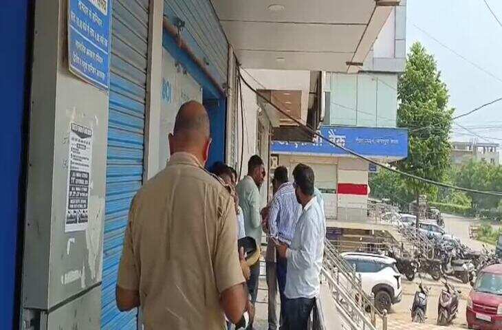 जयपुर में ATM बूथ पर 42 लाख की लूट, फुटेज में देखें पिस्तौल दिखाकर बैंककर्मियों से बैग छीना; 30 सेकेंड में वारदात