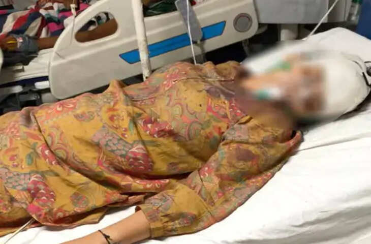 कानपुर से एक गंभीर मामला सामने आया है, जहां रिटायर्ड IAS अधिकारी के बेटे पर एक महिला पर जानलेवा हमले का आरोप लगा है। इस घटना के बाद पीड़िता के परिवार ने कई सनसनीखेज आरोप लगाए हैं, जिससे मामला और गंभीर हो गया है।  मामला Kanpur के बिठूर क्षेत्र का बताया जा रहा है। यहां हुए कथित हमले के बाद पीड़िता की बहन ने दावा किया है कि आरोपी देवाशीष निगम लंबे समय से उनकी बहन पर शादी का दबाव बना रहा था।  परिजनों के अनुसार, आरोपी कथित तौर पर लगातार पीड़िता को मानसिक रूप से परेशान कर रहा था और शादी के लिए दबाव डाल रहा था। आरोप है कि इसी तनाव के चलते विवाद बढ़ा और मामला जानलेवा हमले तक पहुंच गया।  पीड़िता की बहन ने यह भी कहा कि इस पूरे मामले में पहले भी शिकायतें की गई थीं, लेकिन उचित कार्रवाई नहीं हुई। अब इस घटना के बाद परिवार में आक्रोश का माहौल है और वे सख्त कार्रवाई की मांग कर रहे हैं।  पुलिस ने मामला दर्ज कर जांच शुरू कर दी है और सभी पहलुओं को ध्यान में रखते हुए छानबीन की जा रही है। अधिकारियों का कहना है कि साक्ष्यों के आधार पर आगे की कानूनी कार्रवाई की जाएगी।  फिलहाल, आरोपी से पूछताछ की जा रही है और मामले की गंभीरता को देखते हुए पुलिस हर एंगल से जांच में जुटी है।