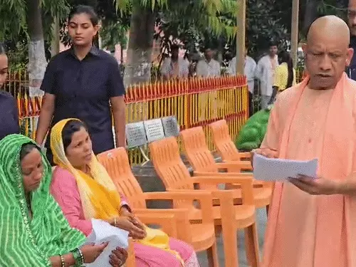 CM बोले-रास्ता न दिला पाएं तो लेखपाल-कानूनगो को करो सस्पेंड, जनता दर्शन में महिला की शिकायत पर नाराज हुए