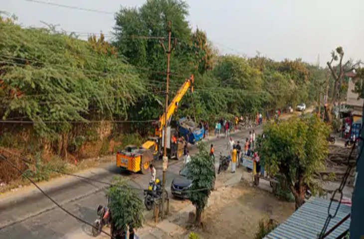 Udaipur स्कूटी को बचाने के प्रयास में कार नाले में गिरी, दोनों के चालक घायल