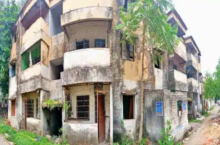 मानसून की दस्तक के साथ बढ़ी प्रशासन की चिंता, जर्जर सरकारी मकान और अपार्टमेंट बने खतरे की वजह