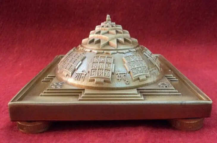 Vastu tips for pyramids know best direction for pyramid for positive energy and lot of money
