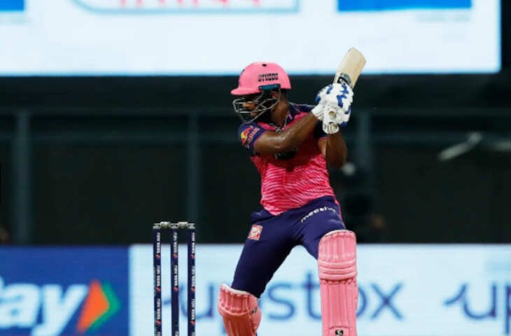 आईपीएल 2022 का 47वां मुकाबला कोलकाता नाइट राइडर्स और राजस्थान रॉयल्स के बीच मुंबई के वानखेड़े स्टेडियम में खेला गया। इस मैच में कोलकाता नाइट राइडर्स ने राजस्थान रॉयल्स को 7 विकेट से करारी शिकस्त दी। ये राजस्थान की लगातार दूसरी हार है। हालांकि राजस्थान आईपीएल 2022 के छह मुकाबले जीत चुकी है। आइए जानते हैं कि कोलकाता नाइट राइडर्स के हाथों मिली हार के बाद टीम के कप्तान संजू सैमसन (Sanju Samson) का क्या कहना है&hellip;.   Sanju Samson नहीं है अपने प्रदर्शन से खुश Sanju Samson trolled KKR vs RR पहले बल्लेबाजी करते हुए राजस्थान रॉयल्स ने कोलकाता नाइट राइडर्स को 153 रनों का टारगेट दिया। जिसके बाद कोलकाता ने ये टारगेट महज 3 विकेट के नुकसान में ही हासिल कर लिया। जिसके बाद मैच खत्म होने के बाद राजस्थान रॉयल्स के कप्तान संजू सैमसन ने कहा कि वह 15-20 रन और बन सकते थे। संजू ने कहा,  &ldquo;विकेट थोड़ा धीमा था, लेकिन उन्होंने (केकेआर) भी वास्तव में अच्छी गेंदबाजी की, लेकिन जिस तरह की बल्लेबाजी हमने की थी, हम थोड़ी और बॉउन्ड्री मारते  और मैच को अच्छी तरह खत्म करते। मुझे लगता है कि हम 15-20 रन से कम थे। पिछले कुछ मैचों में थोड़ी परेशानी होने के कारण अब अच्छा महसूस हो रहा है और मैं ठीक हो रहा हूं। यह एक महान प्रयास है (गेंद के साथ), हमने खेल में कुछ वास्तविक लड़ाई दिखाई और हमारी एनर्जी वास्तव में अच्छी थी।&rdquo;  Sanju Samson ने की केकेआर के बल्लेबाजों की तारीफ Sanju Samson मैच खत्म होने के बाद संजू सैमसन ने मैच प्रेज़न्टैशन में कहा कि उन्हे थोड़ी और अच्छी बल्लेबाजी करने चाहिए थी। साथ ही संजू ने कोलकाता नाइट राइडर्स के गेंदबाजों की भी तारीफ की। संजू सैमसन ने आगे कहा,     &ldquo;निजी तौर पर हमें थोड़ी और बेहतर बल्लेबाजी करनी चाहिए थी। बेशक, अगला टॉस जीतना सुनिश्चित करें। हमें खेल को ध्यान से पड़ना होगा और आपके साथ कौन बल्लेबाजी कर रहा है इस पर ध्यान देना होगा, गलत समय पर विकेटों ने खुद को गति के साथ आगे बढ़ने से रोक दिया। साझेदारी बनाना चाहता था और जब मैं कड़ी मेहनत करना चाहता था तो मुझे लगता है कि उन्होंने वास्तव में अच्छी गेंदबाजी की और हम अपने शॉट्स को अंजाम नहीं दे सके।&rdquo;