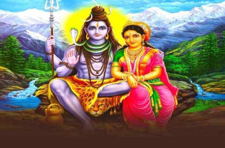 महाशिवरात्रि भगवान शिव की आराधना का पवित्र पर्व माना जाता है। इस दिन श्रद्धालु व्रत रखते हैं, भगवान शिव का अभिषेक करते हैं और पूरी श्रद्धा के साथ शिव मंत्र, शिव चालीसा तथा शिवरात्रि व्रत कथा का श्रवण करते हैं। धार्मिक मान्यताओं के अनुसार, शिवरात्रि की कथा सुनने और भगवान भोलेनाथ का स्मरण करने से भक्त के मन में भक्ति और सकारात्मक भाव उत्पन्न होते हैं। शिवरात्रि व्रत कथा का धार्मिक महत्व भगवान शिव की महिमा और उनकी भक्तवत्सलता से जुड़ा हुआ है। एक प्रसिद्ध कथा के अनुसार, एक शिकारी जंगल में शिकार की तलाश में भटकते-भकते रात होने पर एक पेड़ पर चढ़ गया। उसे डर था कि जंगली जानवर उसे नुकसान पहुंचा सकते हैं। पूरी रात जागते रहने के लिए वह पेड़ से पत्तियां तोड़कर नीचे गिराता रहा।  शिकारी जिस पेड़ पर बैठा था, उसके नीचे एक शिवलिंग था। पेड़ से गिरने वाले पत्ते शिवलिंग पर अर्पित होते रहे। इस तरह अनजाने में ही शिकारी से भगवान शिव की पूजा और रात्रि जागरण हो गया। सुबह होने पर वह अपने घर लौट गया। धार्मिक मान्यता के अनुसार, अनजाने में किए गए इस शिव पूजन का भी उसे पुण्य प्राप्त हुआ।इस कथा के माध्यम से भगवान शिव की भक्ति में श्रद्धा और भाव के महत्व को बताया जाता है। मान्यता है कि भोलेनाथ अपने भक्तों की सच्ची श्रद्धा से प्रसन्न होते हैं। यही कारण है कि महाशिवरात्रि के दिन श्रद्धालु पूरी रात भगवान शिव का स्मरण करते हैं और व्रत कथा सुनते हैं।  सुपरफास्ट शिवरात्रि व्रत कथा का पाठ आज के डिजिटल दौर में लोग सुपरफास्ट शिवरात्रि व्रत कथा सुनना पसंद करते हैं। कम समय में कथा सुनने के लिए तेज गति वाले ऑडियो और वीडियो उपलब्ध हैं। हालांकि धार्मिक दृष्टि से कथा की गति से ज्यादा महत्वपूर्ण श्रद्धा, ध्यान और भगवान शिव का स्मरण माना जाता है।व्रत रखने वाले भक्त सुबह स्नान करके स्वच्छ वस्त्र पहनते हैं और भगवान शिव की पूजा करते हैं। शिवलिंग पर जल, दूध और बेलपत्र अर्पित किए जाते हैं। इसके बाद शिव मंत्र का जाप और शिवरात्रि व्रत कथा का श्रवण किया जाता है।  रात में चार प्रहर पूजा की परंपरा शिवरात्रि की रात भगवान शिव की चार प्रहर पूजा करने की परंपरा है। भक्त अलग-अलग प्रहर में शिवलिंग का अभिषेक करते हैं और &lsquo;ॐ नमः शिवाय&rsquo; मंत्र का जाप करते हैं। कई श्रद्धालु रातभर जागरण करते हुए शिव भजन, शिव चालीसा और महामृत्युंजय मंत्र का पाठ भी करते हैं।  धार्मिक मान्यताओं के अनुसार, शिवरात्रि व्रत और कथा का उद्देश्य भक्त को भगवान शिव की भक्ति से जोड़ना है। व्रत के दौरान अपनी क्षमता और स्वास्थ्य का ध्यान रखना भी जरूरी है। स्वास्थ्य संबंधी समस्या होने पर उपवास रखने से पहले चिकित्सकीय सलाह लेना उचित है।कुल मिलाकर, शिवरात्रि व्रत कथा भगवान शिव की महिमा और उनकी कृपा का स्मरण कराने वाली धार्मिक कथा है। महाशिवरात्रि पर श्रद्धा के साथ कथा सुनना, शिवलिंग का पूजन करना और &lsquo;हर हर महादेव&rsquo; का जाप करना भक्तों के लिए आध्यात्मिक आस्था का महत्वपूर्ण हिस्सा माना जाता है।