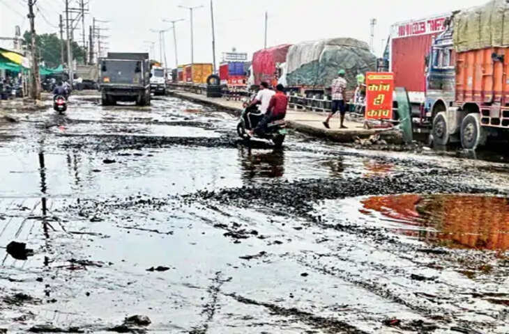 पहली बारिश में ही उखड़ी बायपास की सर्विस रोड, बिचौली मर्दाना से देवगुराड़िया तक एक-डेढ़ फीट गहरे गड्ढों ने बढ़ाई परेशानी