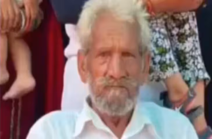 Viral Video : बिहार के मजदूर ने पेश की इंसानियत की मिसाल, 1200 KM दूर पहुंचे बुजुर्ग को परिवार से मिलायाViral Video : बिहार के मजदूर ने पेश की इंसानियत की मिसाल, 1200 KM दूर पहुंचे बुजुर्ग को परिवार से मिलाया