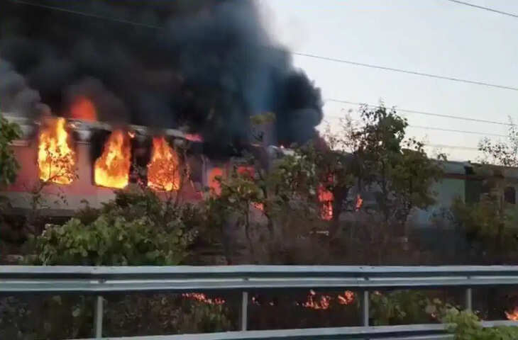 राजधानी एक्सप्रेस में आग से मचा हड़कंप: दो कोच चपेट में, 68 यात्री सुरक्षित, दिल्ली&ndash;मुंबई रेल रूट प्रभावित