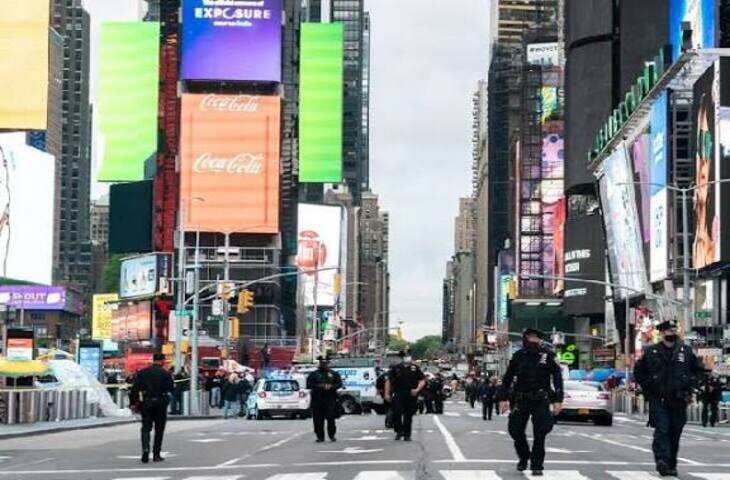 Times Square Knife Attack: न्यूयॉर्क के टाइम्स स्क्वायर में चाकूबाजी, महिला ने दो लोगों को किया घायल; पुलिस की गोली से मौत