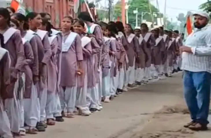 अमेठी में छात्रों ने निकाली तिरंगा यात्रा, रणंजय इंटर कॉलेज के विद्यार्थियों में दिखा देशभक्ति का उत्साह