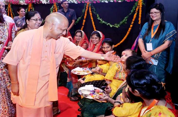 Chief Minister Yogi Adityanath गोदभराई की रस्म और पौष्टिक किट&hellip; CM योगी ने गर्भवती महिलाओं को दिया गिफ्ट