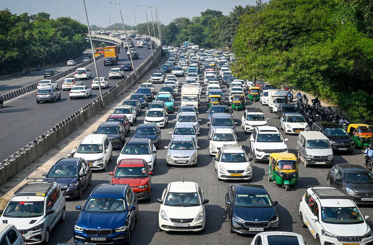 दिल्ली-गुरुग्राम रूट पर भारी जाम, RTR फ्लाईओवर बंद होने से बढ़ी परेशानी; ट्रैफिक पुलिस ने बताए 6 वैकल्पिक रास्ते