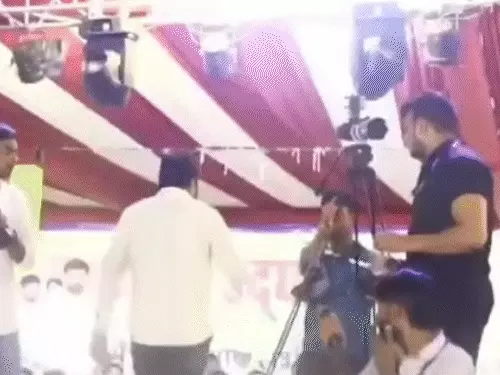 चूरू में मंच पर भड़के हनुमान बेनीवाल, भाषण के दौरान माइक फेंका और कार्यक्रम बीच में छोड़कर चले गए