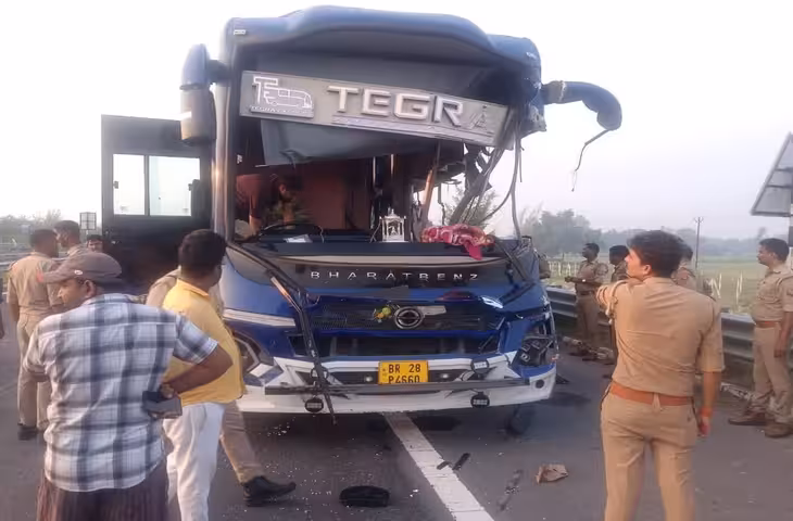 अंबेडकरनगर में सुबह-सुबह भीषण सड़क हादसा, ट्रेलर से भिड़ी बस; 4 यात्रियों की मौत
