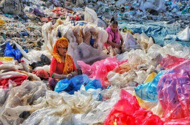 प्लास्टिक कचरे के खात्मे का क्रांतिकारी तरीका: वैज्ञानिकों ने लैब में बनाया पेट्रोल और डीजल, सफल रहा परीक्षण