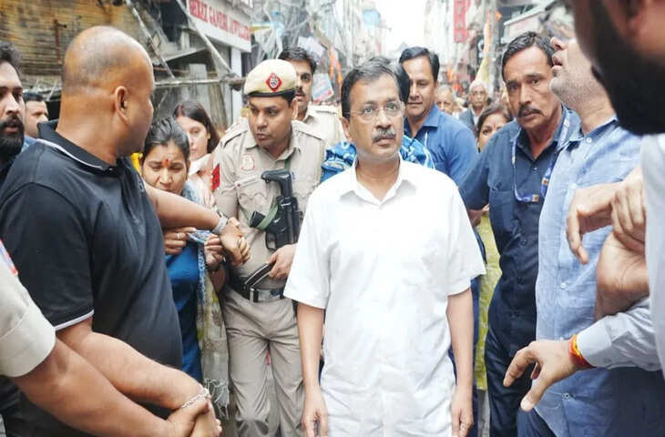 पालम अग्निकांड के पीड़ितों से मिलने पहुंचे अरविंद केजरीवाल, बीजेपी कार्यकर्ताओं पर बदसलूकी के आरोप