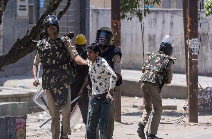 नोएडा में फिर बवाल, मजदूरों ने पुलिस पर किया पथराव, बसें और गाड़ियां तोड़ीं&hellip; भारी पुलिस बल तैनात
