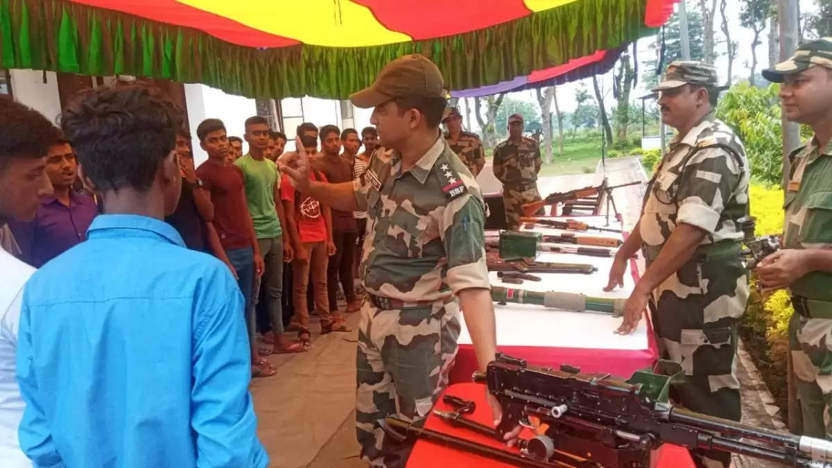 Darjeeling एसएफ ने सीमावर्ती इलाके में लगाई हथियारों की प्रदर्शनी