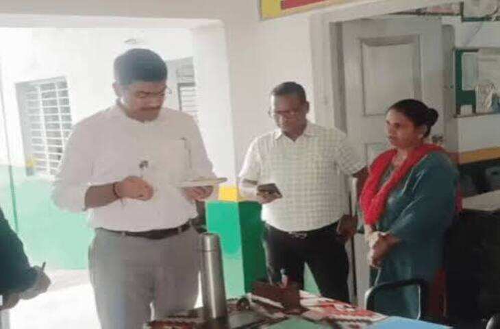 प्राथमिक विद्यालयों में शिक्षा की गुणवत्ता और व्यवस्थाओं की हकीकत परखने के लिए आगरा के जिलाधिकारी Manish Bansal ने शुक्रवार को औचक निरीक्षण किया। इस दौरान उनका एक अलग ही अंदाज देखने को मिला, जब वे खुद बच्चों के बीच पहुंचकर चॉक उठाकर पढ़ाने लगे।  निरीक्षण के दौरान डीएम एक स्कूल में कक्षा के भीतर पहुंचे और ब्लैकबोर्ड पर &ldquo;Village&rdquo; शब्द लिखकर बच्चों से उसका अर्थ पूछा। उन्होंने विद्यार्थियों से बातचीत करते हुए उनकी समझ और पढ़ाई के स्तर का भी आकलन किया। बच्चों ने भी उत्साह के साथ सवालों के जवाब दिए।  इस दौरान जिलाधिकारी ने शिक्षकों से भी पढ़ाई की प्रक्रिया, उपस्थिति और स्कूल में उपलब्ध सुविधाओं की जानकारी ली। उन्होंने निर्देश दिए कि बच्चों की बुनियादी शिक्षा पर विशेष ध्यान दिया जाए और किसी भी स्तर पर लापरवाही बर्दाश्त नहीं की जाएगी।  निरीक्षण का एक और खास पहलू मिड-डे मील की गुणवत्ता को परखना रहा। डीएम ने खुद मिड-डे मील का भोजन चखा और उसकी गुणवत्ता, स्वाद और स्वच्छता का जायजा लिया। उन्होंने मौके पर मौजूद स्टाफ को साफ-सफाई और भोजन की गुणवत्ता बनाए रखने के निर्देश दिए।  डीएम के इस अचानक निरीक्षण से स्कूल प्रशासन में हलचल देखी गई। वहीं, बच्चों के लिए यह अनुभव काफी अलग और यादगार रहा। कई छात्रों ने पहली बार किसी वरिष्ठ प्रशासनिक अधिकारी को इस तरह सीधे पढ़ाते हुए देखा।  अधिकारियों के अनुसार, इस तरह के औचक निरीक्षण का उद्देश्य सरकारी स्कूलों में शिक्षा व्यवस्था को मजबूत करना और बच्चों को बेहतर सुविधाएं उपलब्ध कराना है।  फिलहाल डीएम के इस सक्रिय और जमीनी निरीक्षण की चर्चा पूरे जिले में हो रही है।
