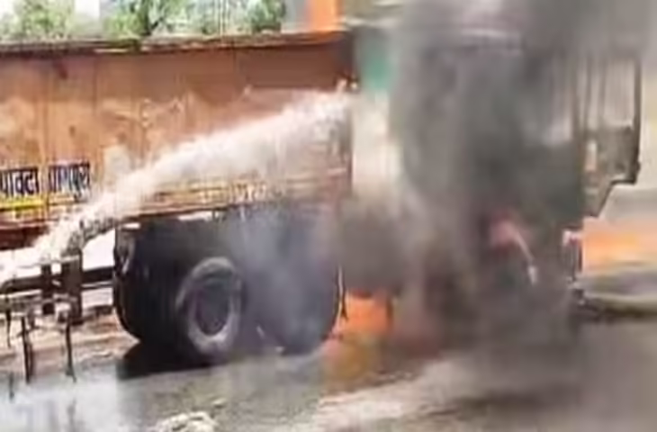 Alwar में नेशनल हाईवे पर हुआ हादसा, चलते ट्रेलर में अचानक लगी भीषण आग, ड्राइवर ने कूदकर बचाई जान