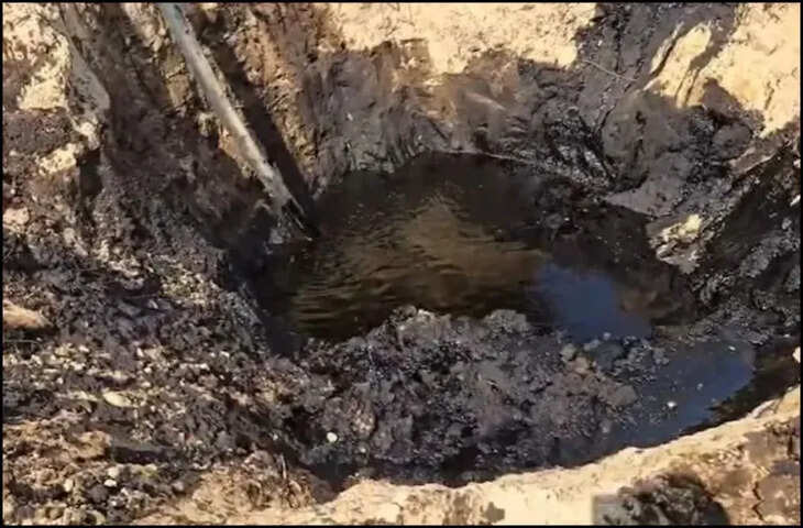 बाड़मेर के काउखेड़ा गांव में किसान के खेत से उबला 'काला सोना', इलाके में मची हलचल