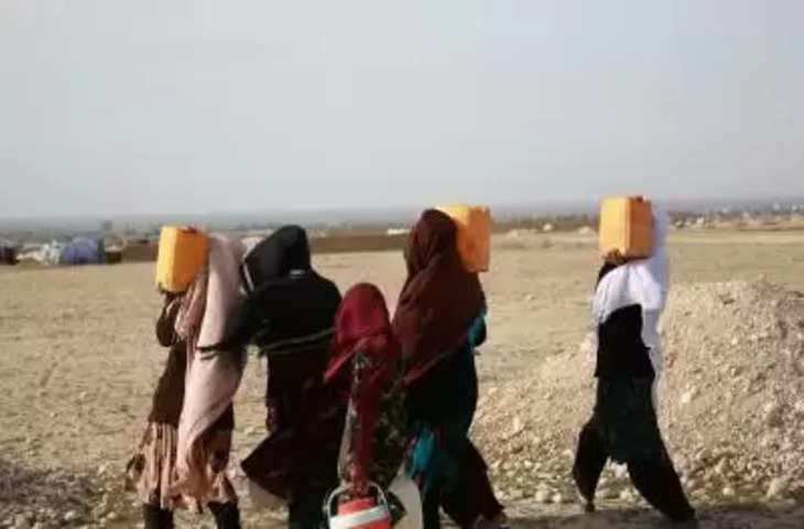 अफगानिस्तान में हथियारों के बदले में बाल विवाह के कारण गरीबी