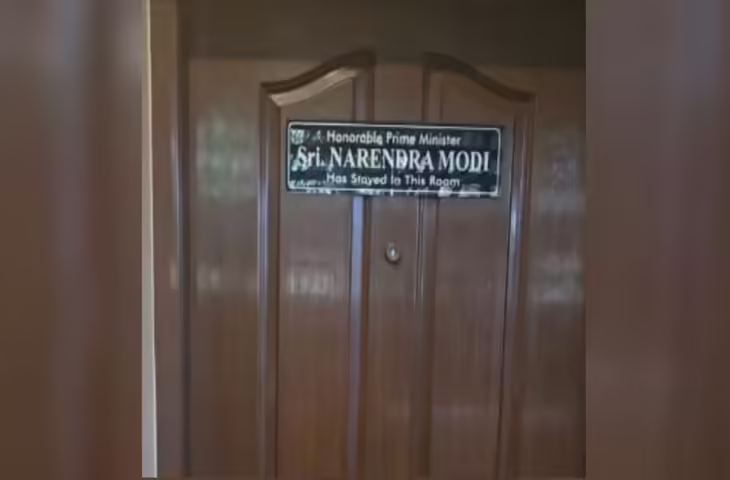 सोशल मीडिया पर वायरल वीडियो, होटल के कमरे के दरवाजे पर लिखा मिला &lsquo;प्रधानमंत्री नरेंद्र मोदी यहां&hellip;&rsquo;, चर्चा में मामला