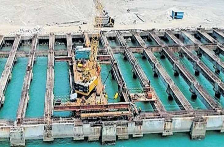 Vizhinjam International Port केरल के विझिंजम अंतर्राष्ट्रीय बंदरगाह पर विशाल क्रेन ले जाने वाले पहले 'जहाज' को जल सलामी