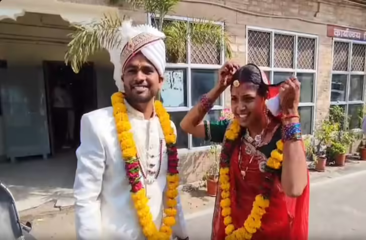 अजमेर में एसपी ऑफिस के बाहर प्रेमी जोड़े ने पहनाई वरमाला, वीडियो में जाने शादी के बाद मांगी पुलिस सुरक्षा