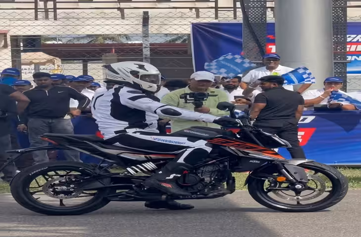 धोनी ने चलाई KTM 390 Duke, दमदार परफॉर्मेंस और एडवांस फीचर्स ने जीता दिल, जानें कीमत और पूरी डिटेल