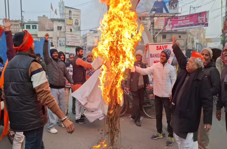 मुजफ्फरपुर में बजरंग दल का प्रदर्शन, बांग्लादेश में हिंदुओं पर अत्याचार के खिलाफ पुतला दहन