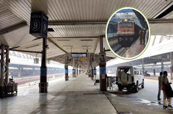 भारत का अनोखा रेलवे स्टेशन वायरल, जहां बीच से गुजरती है चौड़ी सड़क; कार-बाइक एंट्री का दावा चर्चा में