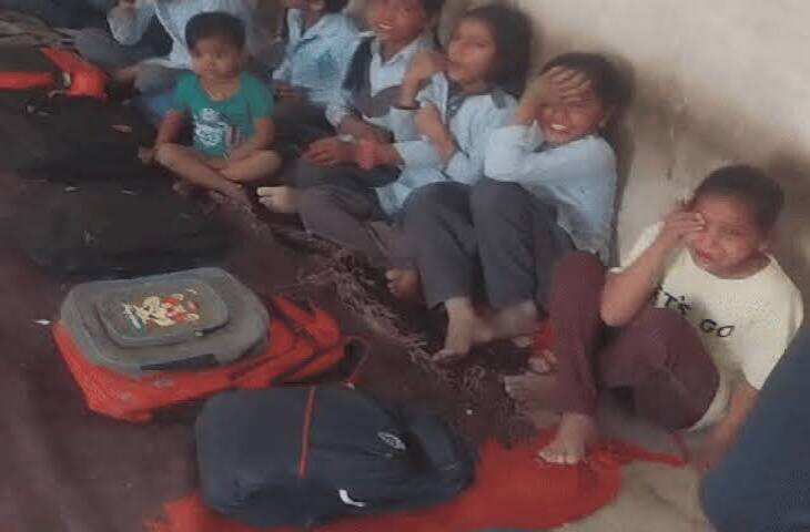बच्चों की पढ़ाई से खिलवाड़? यूपी के सरकारी स्कूलों का वीडियो हुआ वायरल