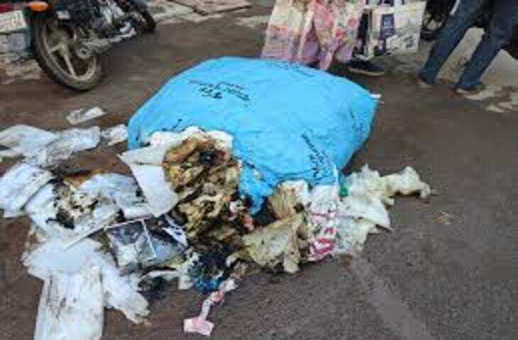 अचानक टूटी बिजली की तार, मोटरसाइकिल में लगी आग; मौके पर मची अफरा-तफरी